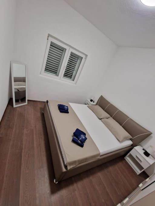 Apartamento Obiteljski Stan Kastel Luksic Kaštela Exterior foto